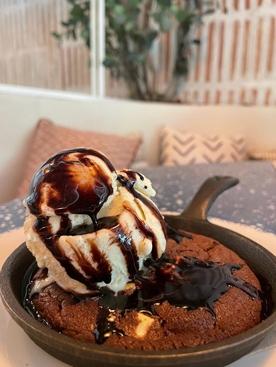 Cookie de chocolate con helado artesano de vainilla