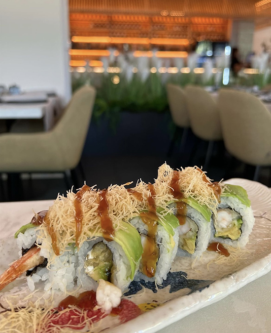 Uramaki spicy tempura roll