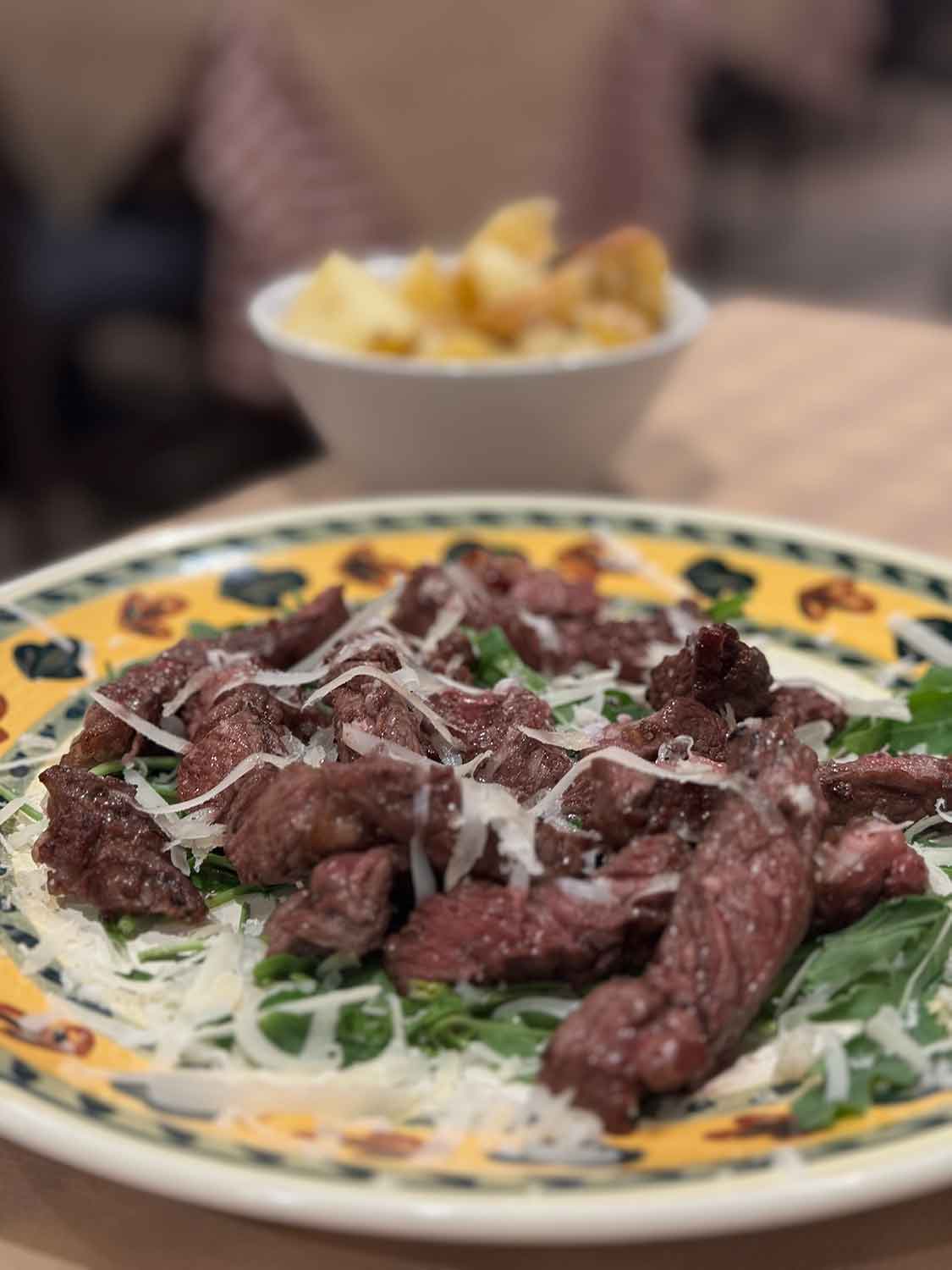 Tagliata di entrecote, rúcula e grana