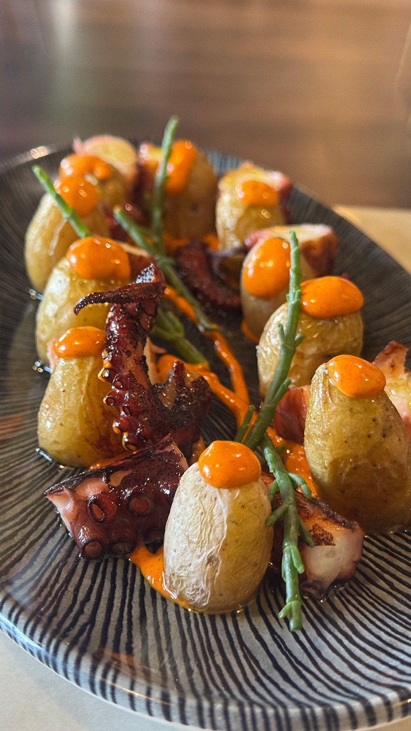 Pulpo a la brasa con patatas baby