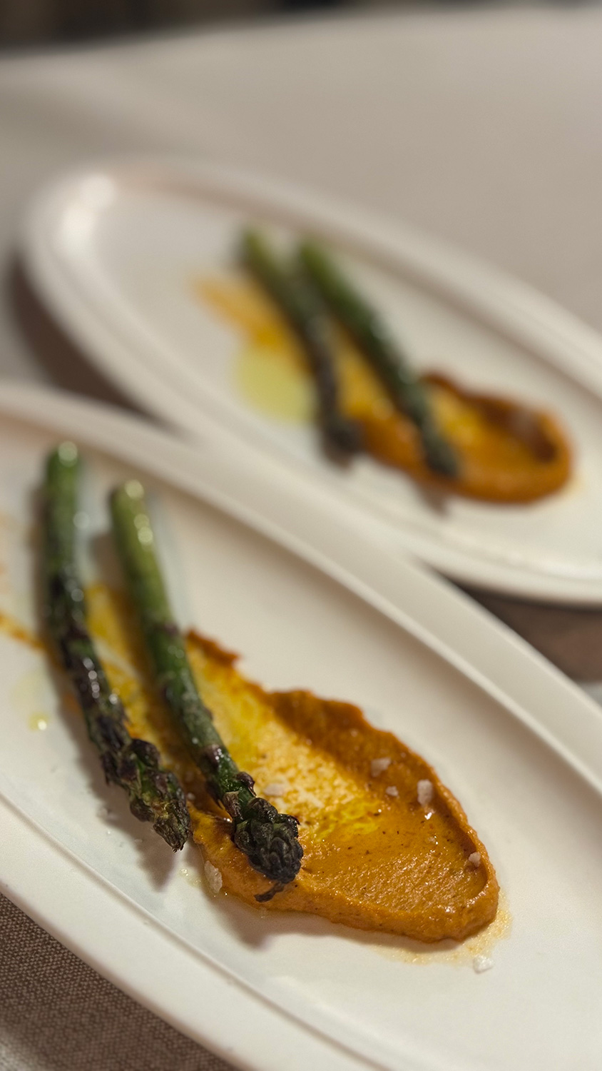 Espárragos con romesco