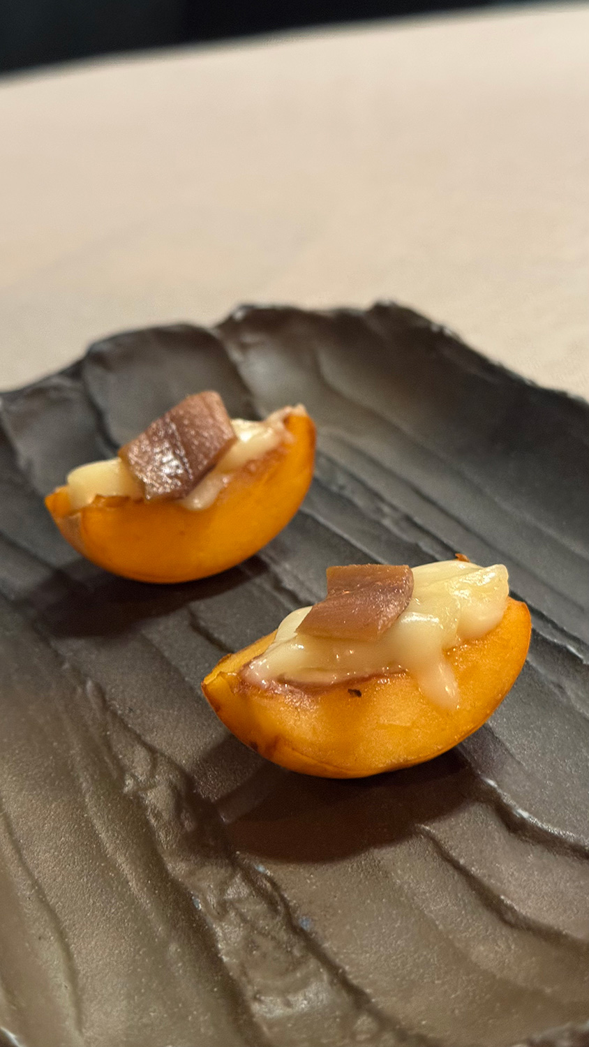 Níspero con queso Comté y anchoa