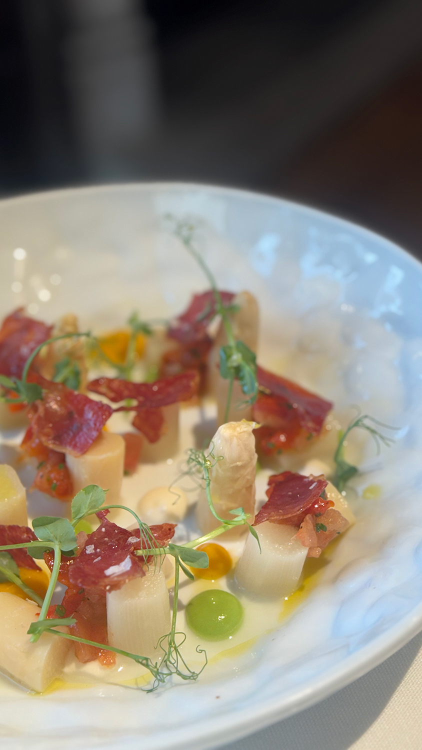 Espárragos blancos con emulsión de guisantes boniato y jamón ibérico